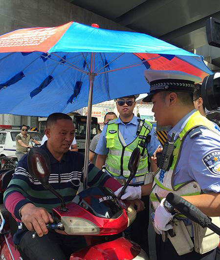 成都交警整治电动车非法加装“遮阳伞”