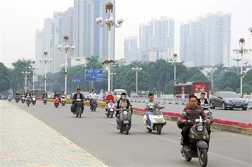 划电动车待行区，缓解城市道路高峰