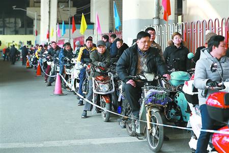 3月1日起本市非标电动车将禁止上路 临牌作废倒计时车主上牌排长队